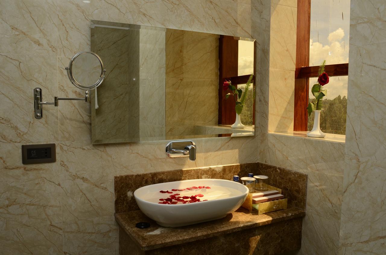 The White Rhino Hotel نيري المظهر الخارجي الصورة