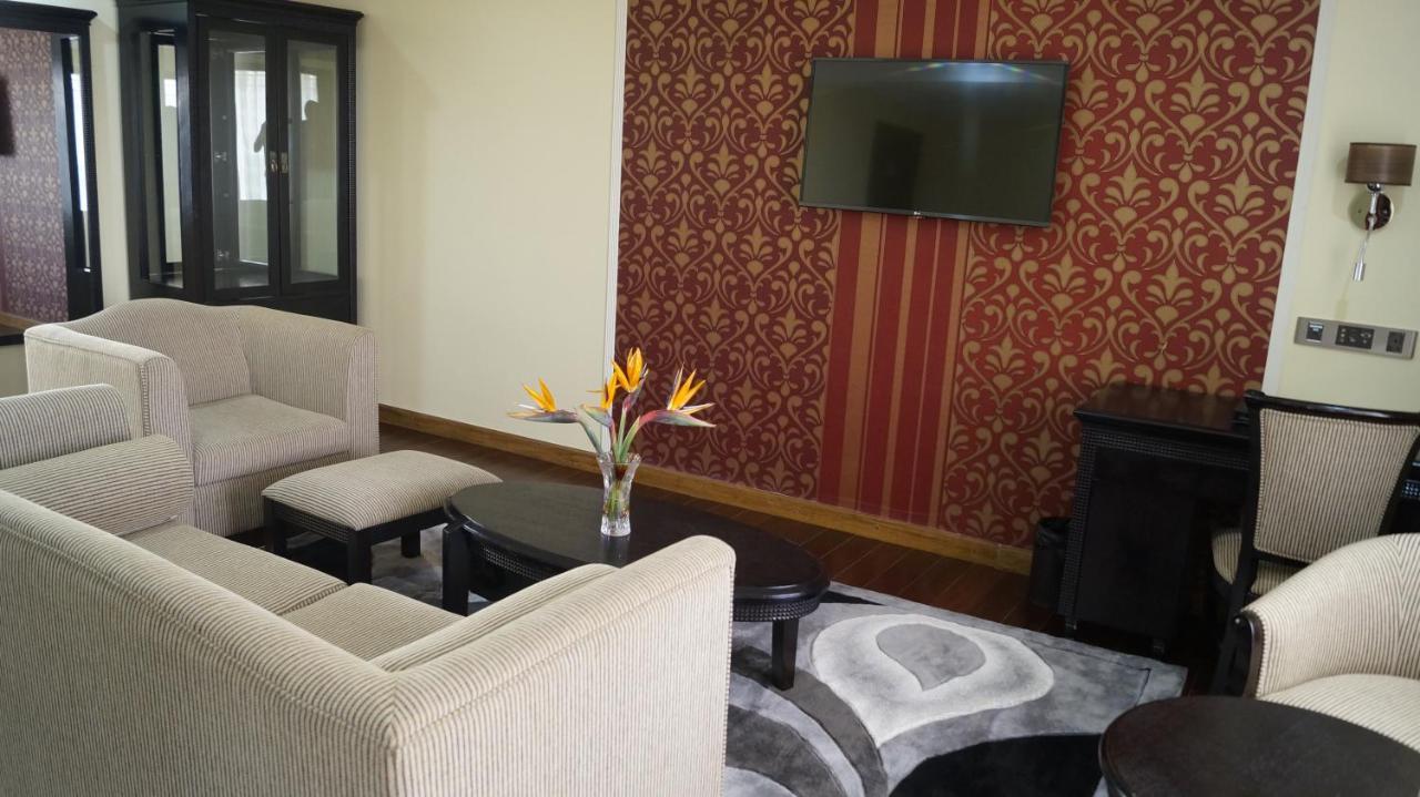 The White Rhino Hotel نيري المظهر الخارجي الصورة