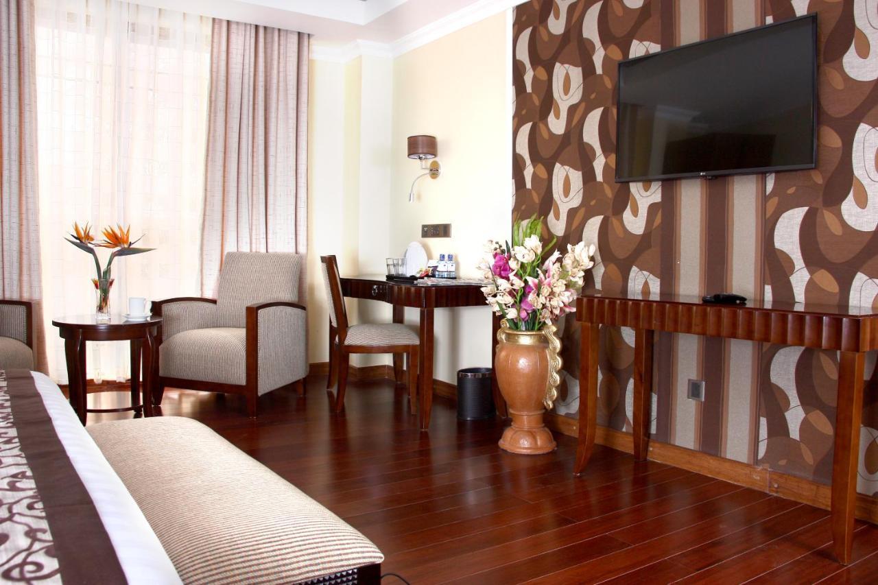 The White Rhino Hotel نيري المظهر الخارجي الصورة