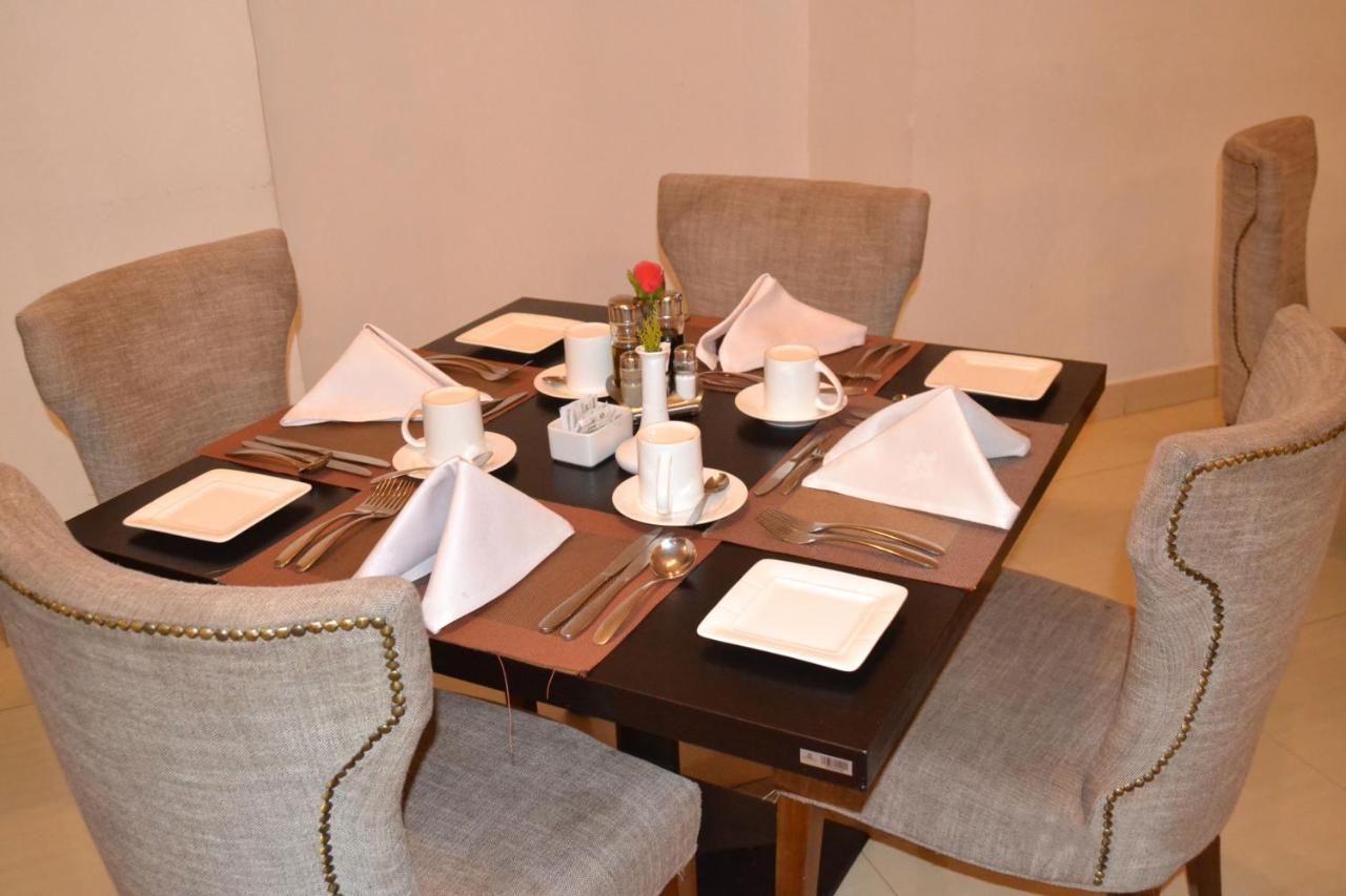 The White Rhino Hotel نيري المظهر الخارجي الصورة