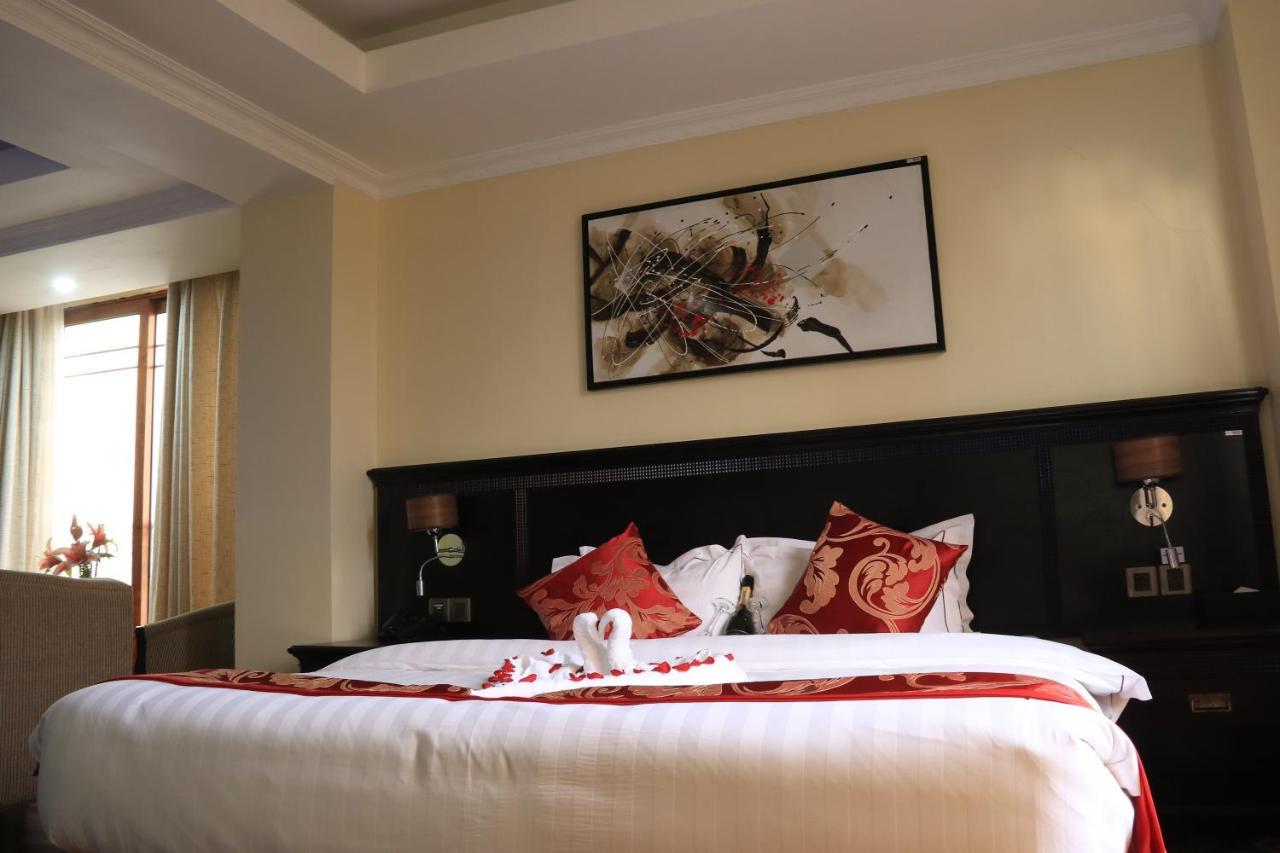 The White Rhino Hotel نيري المظهر الخارجي الصورة