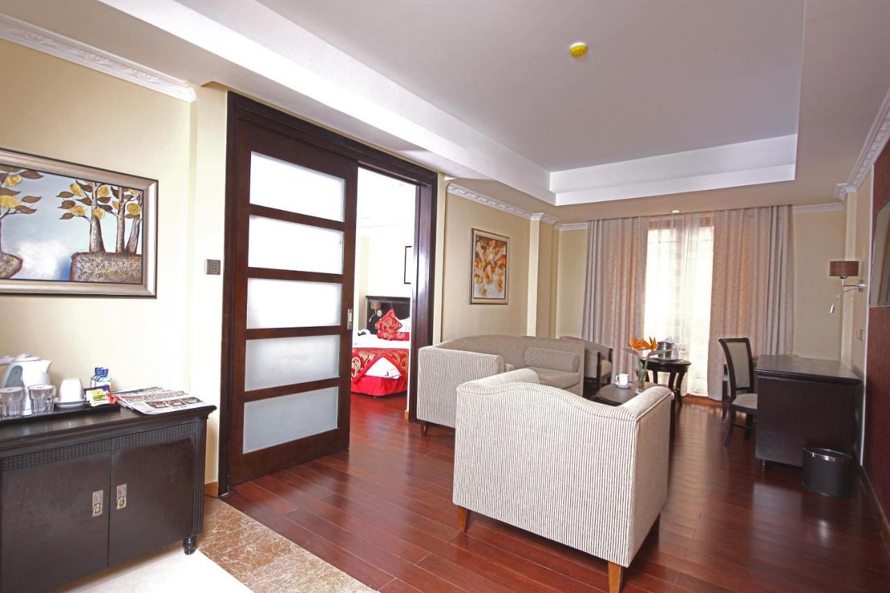 The White Rhino Hotel نيري المظهر الخارجي الصورة